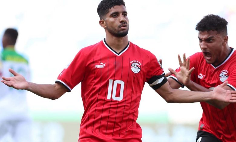 استمرار الدوري المصري وعدم استثناء إبراهيم عادل - يلا شوت - Yalla Shoot اهم مباريات اليوم بث مباشر كورة لايف استمرار الدوري المصري وعدم استثناء إبراهيم عادل كان ما أعلن عنه ثروت سالم في برنامج إم بي سي مصر، كما يتهيئ منتخب مصر لخوض منافسات الأوليمبياد بعد الحصول على المركز الثاني في بطولة أمم إفريقيا تحت سن 23 سنة. استمرار الدوري المصري وعدم استثناء إبراهيم عادل أعلن ثروت سالم عضو رابطة الأندية أن مسابقة الأندية ستقام في موعدها المعلن عنها بقرار من روجيرو ميكالي مدرب المنتخب الأولمبي بعدما كانت معرضة إلى التأجيل، ونوه ثروت سويلم خلال لقاءه مع برنامج إم بس سي مصر 2 على قرارات الدولة التي تخص توقف الدوري لمدة شهر من أجل المنتخب الأولمبي، إلا أن ميكالي رفض الأمر حتى لا تتعرض الكرة المصرية إلى الخسائر. وذك بعد اتفاق وزير الرياضة مع الأهلي وبيراميدز لتواجد لاعبي الفريقين مع المنتخب الأولمبي، أما بخصوص استثناء إبراهيم عادل فكان الأهلي على علم بالاتفاق مع بيراميدز ولم يعترض على الأمر. عدم استثناء إبراهيم عادل من المشاركة في المنتخب ثم عاوز ثروت سويلم الاتصال على البرنامج بعد بعض الدقائق وأعان أنه لم يكن يقصد إبراهيم عادل بذاته بل كل ما يهتم به هو مصلحة المنتخب الأوليمبي. فكان من المتفق عليه خروج إبراهيم عادل من معسكر المنتخب الأوليمبي قبل مباراة الأهلي التي تنعقد في يوم 12 يوليو، حيث يقوم إبراهيم عادل بحضور مباراة بيراميدز ثم العودة إلى معسكر المنتخب الأوليمبي. وكان السبب الرئيسي من تمسك بيراميدز بإبراهيم عادل هو غياب رمضان صبحي بسبب الإيقاف، وكان من المقرر عودة إبراهيم عادل إلى معسكر بيراميدز يوم السبت ويظل به حتى يوم مباراة الأهلي 12 يوليو، بعد ذلك يسافر إلى بعثة المنتخب الأوليمبي. كان ميكالي من أفضل المدربين الأجانب الذي يحرص على عدم مساس الكرة أو الدوري بالضرر وألا يتسبب لاعبي المنتخب في إيقاف الدوري لذلك حرص على استمرار الدوري المصري وعدم استثناء إبراهيم عادل